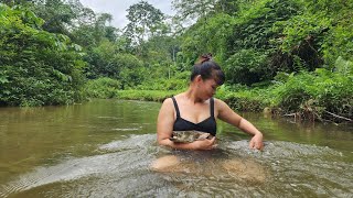 Encounter with a school of TERRIBLE FISH  Catches Fish in Flood Season  Living Alone Off the Grid [upl. by Ycnuahc172]