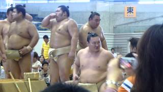 日馬富士、白鵬登場！挨拶する関取衆、遠藤も！！（平成25年秋･熊谷巡業 SUMO TOUR in Kumagaya 2013） [upl. by Akimat844]