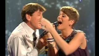 Gianni Morandi amp Alessandra Amoroso duettano Estranei A Partire Da Ieri  GRAZIE A TUTTI 29112009 [upl. by Issie49]