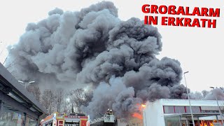 GROSSBRAND IN ERKRATH  Lagerhallenbrand mit massiver Rauchentwicklung  180 Kräfte im Großeinsatz [upl. by Sulohcin]