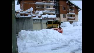 Déneigement Komatsu 320 Unimog 411 30 janvier 2015 [upl. by Idalina433]