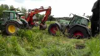 Fendt 820 met triple maaier verzakt in Gouderak [upl. by Aikram]