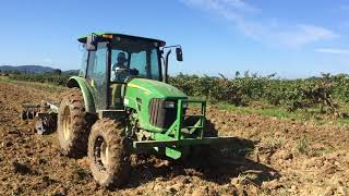 Trator John Deere 5085E com cabine trabalhando com grade niveladora [upl. by Eelta]