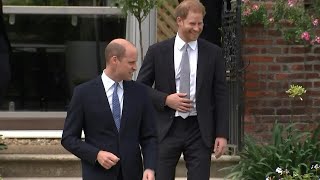 LIVE Princess Diana statue installed at Kensington Palace [upl. by Petrie]