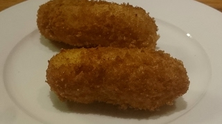 Aardappelkroketjes  Recept krokante kroketten met aardappelpuree [upl. by Kcirtapnaes]