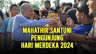 Mahathir santuni pengunjung Hari Merdeka di Putrajaya [upl. by Glaab661]