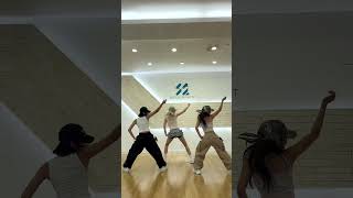 전소미 선배님과 마주친 순간 fly high🦋 KISSOFLIFE JULIE NATTY JEONSOMI Sticky StickyChallenge Shorts [upl. by Lorene]