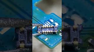 Remove the FPC connector don’t let it melt tech repair phonerepair microsoldering shorts [upl. by Erihppas415]