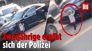 SchockVideo  Zweijährige ergibt sich der Polizei [upl. by Festatus812]