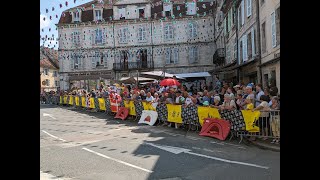 Passage du Tour de France à Arbois  quotvoir les gens rassemblés ça fait chaud au coeurquot [upl. by Llenrep]