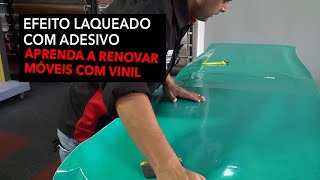 EFEITO LAQUEADO COM ADESIVOS  Aprenda como renovar móveis com envelopamento vinílico [upl. by Atilrahc]