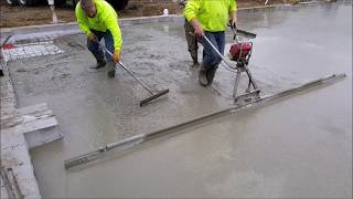 How to get a flat floor using a vibrating concrete powerscreed tool [upl. by Tebzil322]