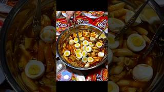 초대형 양푼에 왕뚜껑 10개 때려넣고 라볶이 Ramyeon with tteokbokki [upl. by Itisahc]