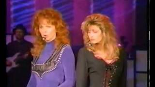 Reba McEntire amp Linda Davis  Does He Love You Reba Live 1995 [upl. by Crissy952]