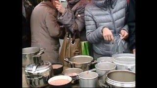 Santhià VC  Il Carnevale storico di Santhià  Pranzo dei fagioli la distribuzione [upl. by Margarette319]