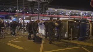 Schwere Ausschreitungen durch Hooligans in Köln  48 Verletzte Polizisten am 26102014  OTon [upl. by Esoryram]