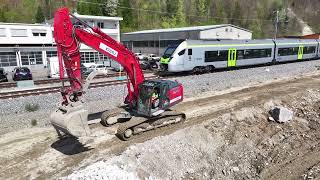 Erstellen des Blockverbaus vor der neuen Bahnstation Laupen mit dem Bagger 11424 [upl. by Dur]