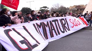 Roma continua la mobilitazione degli studenti la partenza del corteo da Piramide [upl. by Akirret433]