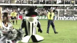 Mascote do Santos é expulso e depois dá pedalada no fiscal da FPF [upl. by Sire]