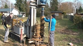 Brunnen bohren mit fahrbarer Bohrmaschine Teil 1 portable water well drilling machine in action [upl. by Weigle]