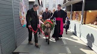 Palmeselumzug Vom Ostermarkt am Neuen Platz zur Palmweihe bei der Klagenfurter Domkirche [upl. by Yboc26]