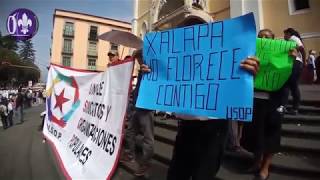 Trabajadores protestan durante desfile del 1º de mayo [upl. by Ayotol441]