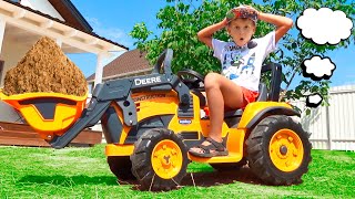 Los niños juegan con un tractor grande Videos de juguetes para niños [upl. by Lucina]