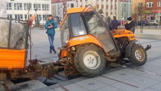 Ciągnik zdemolował tańczącą fontannę w Koszalinie Zobacz film z chwili wypadku [upl. by Nylimaj]