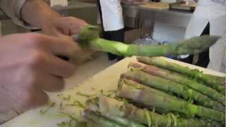 Technique de cuisine éplucher les asperges vertes  technique chef [upl. by Gnurt706]