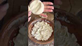 Deliciosas arepas venezolanas rellenas de queso yummy recetas subscribe shortvideo cookingshort [upl. by Gney122]