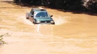 L200 triton Savana atravessando rio [upl. by Maxma]