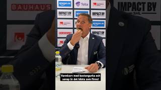 Roger Rönnberg njuter av en varmkorv på presskonferensen🌭 RogerRönnberg frölundahc [upl. by Elletnahs]