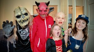 HALLOWEEN testar läskiga dräkter amp pyntar hemma VLOGG [upl. by Nelubez170]