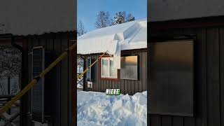 Montones de nieve en el tejado de la casa [upl. by Etteragram]