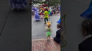 Esta niña fue a conocer a esta hada en un desfile 👏 [upl. by Sup]