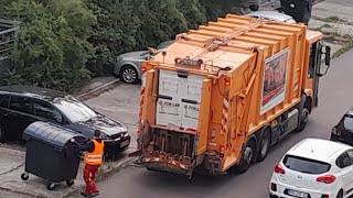 kommunaler Müllwagen in Halle Saale leert die blaue Tonne [upl. by True]