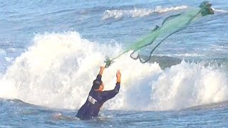 Así es como un Pescador se enfrenta a las Grandes olas para una Gran Pesca [upl. by Htabazile]