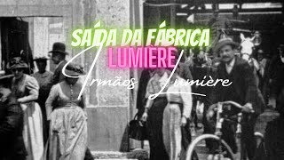 A Saída da Fábrica Lumière  La sortie de l’usine Lumière à Lyon  Irmãos Lumière [upl. by Linders]