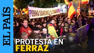 FERRAZ  Manifestantes protestan contra la amnistía ante la investidura quotPuigdemont a prisiónquot [upl. by Clippard316]