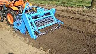 Tuin spitten in Espelo met Kubota 7001 en Imants spitmachine [upl. by Nosnaj]