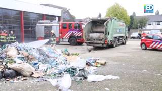 Vuilnis in brand in vuilniswagen in Deurne vuilnisman rijdt zelf naar brandweerkazerne [upl. by Salema]