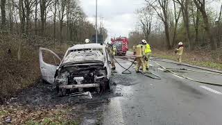 Kleine bestelwagen volledig uitgebrand op afrit E40 in Oostkamp [upl. by Arodnap350]