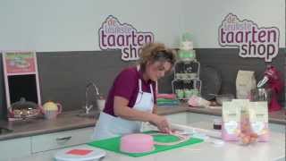 Taart maken en decoreren 3  Taart bekleden met marsepein of fondant [upl. by Richers]