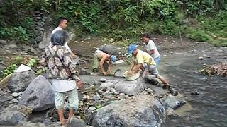 Cara Tradisional Menangkap Ikan di Sungai  MARAK 5 [upl. by Yoshi]