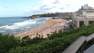 Le G7 à Biarritz ne fait pas que des heureux  AFP News [upl. by Allene391]