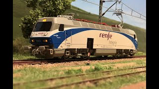 Locomotora Serie 252 Renfe de Electrotren con sonido DampH [upl. by Ahsaya]