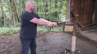 Deutscher Youtuber ist mit selbstgebauten Waffen extrem erfolgreich [upl. by Idolla]