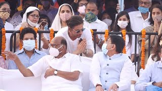 Shahrukh Khan arrives to see Lata Mangeshkar draped in Tricolour at Shivaji Park [upl. by Idell]