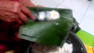 Membuat Lontong Daun Pisang [upl. by Willow]