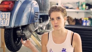 VESPA  Wie Wechsel ich das Getriebeöl  How to change gear oil [upl. by Gnap]